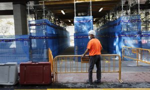 Un obrero durante su jornada laboral en los trabajos de desmontaje del Puente de Joaquín Costa-Francisco Silvela, en Madrid. E.P./Jesús Hellín