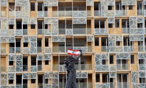 La bandera libanesa cuelga de la estatua de los Mártires en la Plaza de los Mártires en Beirut, Líbano. /EFE/EPA/WAEL HAMZEH