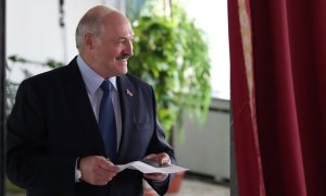 El presidente de Bielorrusia, Alexander Lukashenko, votando para en las últimas elecciones presidenciales. / EFE- TATYANA ZENKOVICH