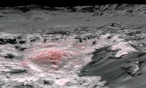 Imagen del cráter Occator, resaltando con un falso color rosado las salmueras más recientes procedentes del depósito líquido situado bajo la corteza de Ceres. / NASA/JPL-Caltech/UCLA/MPS/DLR/IDA