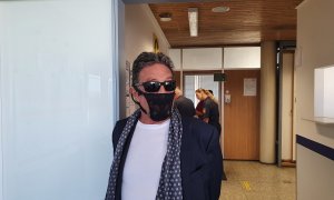 John McAfee usando un tanga como mascarilla. / Twitter