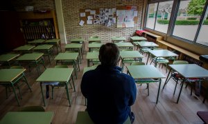 Un profesor en una clase vacía de un colegio. EFE/ Paco Santamaria/Archivo