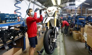 Un treballador de Rieju muntant una moto a la cadena de muntatge de la fàbrica de Figueres. XAVIER PI / ACN