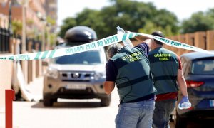 Agentes de la Guardia Civil acuden al domicilio donde se ha producido el crimen. - EFE