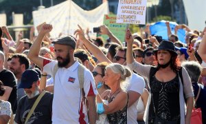 Vista de los asistentes a la manifestación que se ha celebrado esta tarde en la Plaza de Colón de Madrid convocada en redes sociales en contra del uso de las mascarillas a todas horas y en los espacios públicos / EFE/ Fernando Alvarado