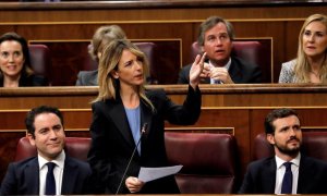 La hasta ahora portavoz del PP en el Congreso, Cayetana Álvarez de Toledo, en una intervención en el Pleno. En la fila de atrás, la primera por la izquierda, la que sera su sucesora, Cuca Gamarra. / EFE