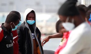 Varios inmigrantes rescatados por Salvamento Marítimo en aguas del Estrecho de Gibraltar, en el puerto deportivo del Saladillo en Algeciras (Cádiz). EFE/A. Carrasco Ragel/Archivo