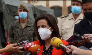 La ministra de Defensa, Margarita Robles, atiende a los medios durante su visita este martes al Mando de Ingenieros del Ejército de Tierra, ubicado en el acuartelamiento General Arroquia de Salamanca. EFE/J.M. García