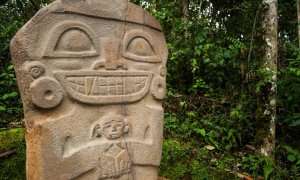 Estatua precolombina en San Agustín, Colombia, de un adulto sujetando un bebé. / © Adobe Stock