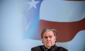 El juez en EEUU impone una fianza de cinco millones a Bannon, que se declara no culpable. / EFE