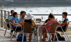 Varias personas en una terraza al lado de la playa, en Las Palmas de Gran Canaria. REUTERS/Borja Suarez