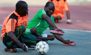 Víctimas de polio en un partido de fútbol benéfico en Abuja, Nigeria. / REUTERS