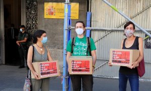 Un grupo de profesores entrega este miércoles, en el Ministerio de Educación, cuatro cajas con 230.000 firmas que han recogido a través de la plataforma Change.org para exigir una "vuelta segura" a los centros educativos. / EFE