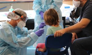 Recogida de pruebas a un menor durante los campamentos de verano. / Hospital Sant Joan de Déu