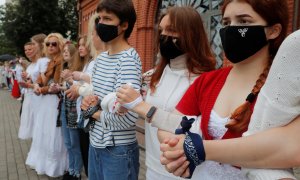 Manifestantes pacíficos en Minsk. Fuente: REUTERS.