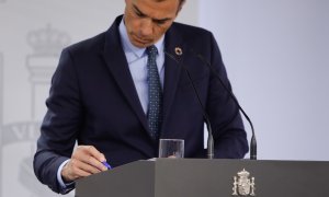 El presidente del Gobierno, Pedro Sánchez, toma nota de las preguntas en una rueda de prensa en el Palacio de la Moncloa. E.P./R.Rubio/POOL