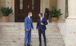 El rey Felipe VI y el presidente del Gobierno, Pedro Sánchez, en el Palacio de Marivent, en Palma, antes del habitual despacho veraniego. E.P.