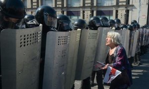 Una mujer se manifiesta frente a la policía en Minsk, Bielorrusia. EFE