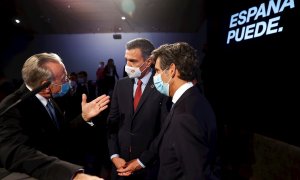 El presidente del Gobierno, Pedro Sánchez (c) conversa con el presidente de la Fundación La Caixa, Isidre Fainé (i) y el presidente de Telefónica, José María Pallete (d) tras la conferencia "España puede. Recuperación, Transformación, Resiliencia"  en La