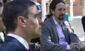 El presidente del Gobierno, Pedro Sánchez (i), y el vicepresidente segundo, Pablo Iglesias, en el acto de la firma del Pacto por la Reactivación Económica y el Empleo del Gobierno con los líderes de la CEOE, Cepyme, CC.OO. y UGT en el Palacio de la Monclo