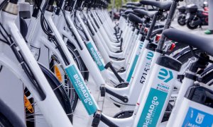 Bicicletas ancladas en Plaza de Castilla durante el día del primer reparto de la puesta en marcha de BiciMAD Go,. E.P./Ricardo Rubio