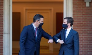 El presidente del Gobierno, Pedro Sánchez (i) saluda al líder del PP, Pablo Casado (d) a su llegada al Palacio de La Moncloa. EFE/Fernando Villar/POOL