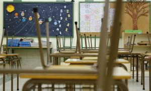 Aula vacía de un colegio público de Palas de Rei, en Lugo.EFE/Eliseo Trigo