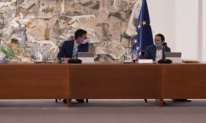 El presidente del Gobierno, Pedro Sánchez, y el vicepresidente segundo, Pablo Iglesias, conversan antes del inicio de una reunión del Consejo de Ministros, en el Palacio de la Moncloa. E.P./Pool