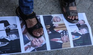 Palestinos pisan las fotos del presidente de Estados Unidos, Donald Trump, y del primer ministro israelí, Benjamin Netanyahu, durante una protesta contra el acuerdo entre los Emiratos Árabes Unidos e Israel. /Dawoud Abo Al Kas/Quds Net News via ZUMA Wire/