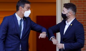 -FOTODELDÍA-MADRID, 03/09/2020.- El presidente del Gobierno, Pedro Sánchez, recibe al portavoz de ERC, Gabriel Rufián (d), este jueves en el Palacio en La Moncloa, en el marco de la ronda de contactos que el jefe del Ejecutivo inició ayer con las diferent