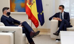 El presidente del Gobierno, Pedro Sánchez, durante su reunión con el portavoz de ERC, Gabriel Rufián, en el Palacio en La Moncloa. EFE/J.J. Guillén