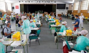 Imagen facilitada por la Comunidad de Madrid que ha realizado este jueves cerca de 12.000 pruebas Covid-19 al personal de los centros docentes. /EFE