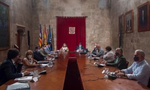 La ministra de Trabajo, Yolanda Díaz, y el ministro de Inclusión, Seguridad Social y Migraciones, José Luis Escrivá, presiden la Mesa de la Comisión de Seguimiento Tripartita Laboral, en Palma de Mallorca. EFE/ Atienza