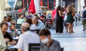 El anuncio de la vuelta a la normalidad de Aragón tras doblegar la curva de infecciones de una segunda ola que la convirtió en punta de lanza de los rebrotes de coronavirus en el país, ha sido acogida con alivio por comercios y bares en la comunidad. En