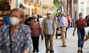 Imagen de viandantes con mascarillas por la calle Tetuán de Sevilla. EFE/Raúl Caro/Archivo