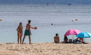 Varias personas en la playa / EFE