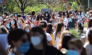 Cientos de profesores y personal que trabaja en los centros de educación esperan para realizarse el test de anticuerpos de la Covid-19 en el IES Virgen de la Paloma en Madrid este miércoles. EFE/Rodrigo Jiménez