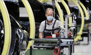 Un trabajador de la cadena de producción de Mercedes Benz en Sindelfingen, Alemania, con mascarilla para evitar el contagio por coronavirus / EFE