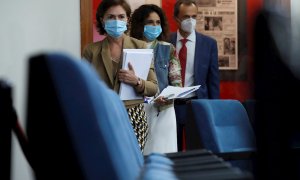 07/09/2020.- La vicepresidenta primera, Carmen Calvo (i), la ministra portavoz y ministra de Hacienda, María Jesús Montero (c), y el ministro de Ciencia e Innovación, Pedro Duque (d), a su llegada a la rueda de prensa tras la reunión este martes del Conse