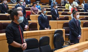 El presidente del Gobierno, Pedro Sánchez (d), y el vicepresidente segundo, Pablo Iglesias (d), durante el minuto de silencio guardado antes de la comparecencia de Sánchez en el Senado. /EFE