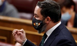 El líder de Vox, Santiago Abascal, con una mascarilla en la que se puede leer "si vis pacem para bellum" (Si quieres paz prepárate para la guerra) durante la sesión de control al Gobierno en el Congreso. - EFE