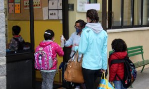 Una mestra distribueix gel hidroalcohòlic a una alumna de l'Escola Andorrana de Sant Julià de Lòria (Andorra) abans d'entrar en el primer dia de curs escolar. Albert Lijarcio | ACN