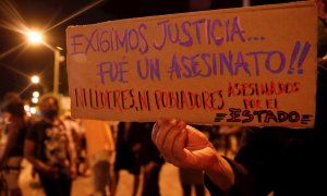 Una mujer muestra un cartel de protesta durante una manifestación contra el abuso policial en Cali (Colombia). EFE/ Ernesto Guzmán Jr