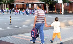 Un padre acompaña a su hijo a un centro escolar de la capital leonesa este miércoles. EFE/J.Casares