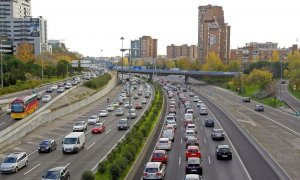 Imagen de archivo de un atasco en una carretera de la Comunidad de Madrid. EFE