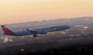 Un avión de la compañía Iberia, sobrevuela el aeropuero Adolfo Suarez-Madrid Barajas. E.P.