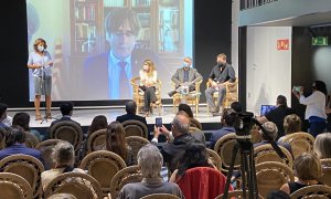 Un moment de la presentació del llibre a la llibreria Ona, amb Puigdemont intervenint per videoconferència.