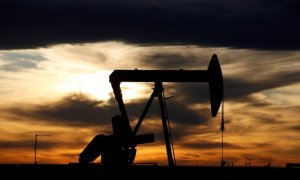 Bomba de extracción de crudo en un campo petrolífero en Texas (EEUU). REUTERS/Angus Mordant