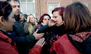 Nani Martínez emocionada en uno de los momentos más tensos del desahucio. / ALCALÁ HOY