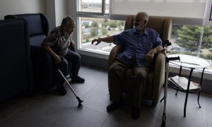 Dos residentes de una centro de mayores de Madrid charlan en un salón cuatro días después de que se decretase el fin del estado de alarma por la covid-19. Eduardo Parra / Europa Press / Archivo